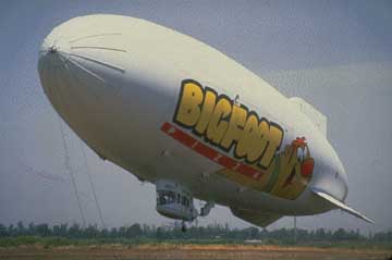 [US-LTA 138S Pizza Hut Blimp]